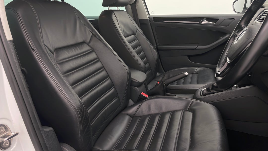 2016 Volkswagen Jetta 155 Tsi Highline Sport, Automatic, 79824 km, Right Side Front Door Cabin View