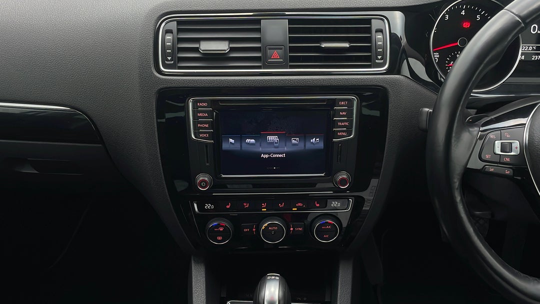 2016 Volkswagen Jetta 155 Tsi Highline Sport, Automatic, 79824 km, Center Console