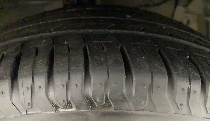 2018 Maruti Ciaz ALPHA  AT 1.5 SHVS PETROL, Petrol, Automatic, 1,04,059 km, Right Front Tyre Tread
