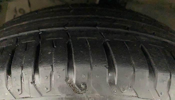 2018 Maruti Ciaz ALPHA  AT 1.5 SHVS PETROL, Petrol, Automatic, 1,04,059 km, Left Front Tyre Tread