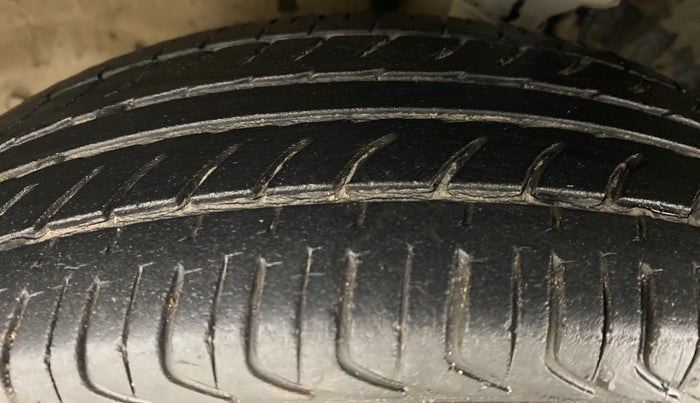 2015 Maruti Alto 800 LXI, Petrol, Manual, 36,352 km, Left Front Tyre Tread