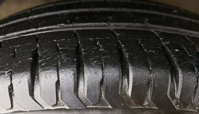 2017 Maruti Dzire VXI, Petrol, Manual, 18,009 km, Left Front Tyre Tread