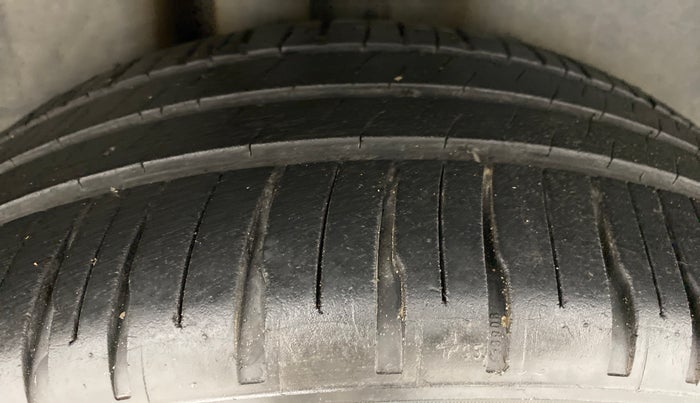 2016 Skoda Rapid ELEGANCE 1.6 MPFI MT, Petrol, Manual, 76,171 km, Right Rear Tyre Tread