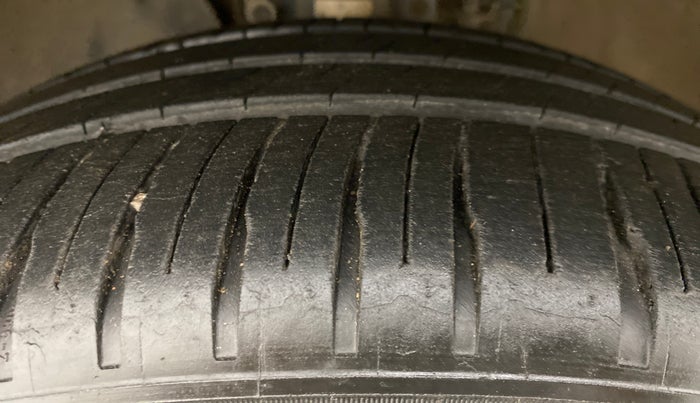 2016 Skoda Rapid ELEGANCE 1.6 MPFI MT, Petrol, Manual, 76,171 km, Left Front Tyre Tread