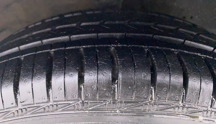 2015 Hyundai Eon MAGNA PLUS, Petrol, Manual, 39,298 km, Right Front Tyre Tread