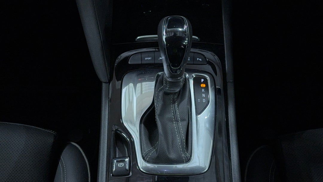 2018 Holden Commodore Rs-v, Automatic, 77855 km, Gear Lever 