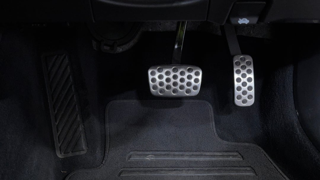 2018 Holden Commodore Rs-v, Automatic, 77855 km, Pedals and Footmat