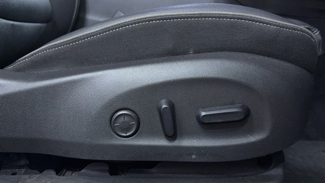 2018 Holden Commodore Rs-v, Automatic, 77855 km, Drivers Side Adjustment Panel