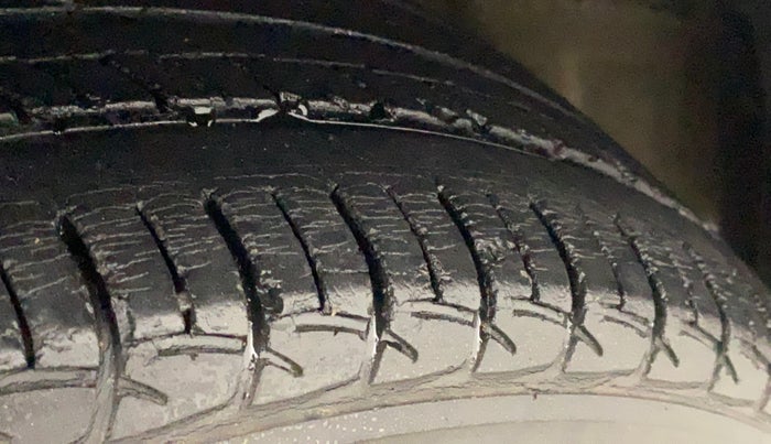 2017 Maruti Ertiga VXI CNG, CNG, Manual, 44,582 km, Left front tyre - Minor crack