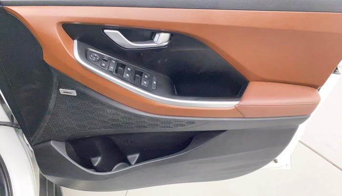 2022 Hyundai ALCAZAR 1.5 SIGNATURE (O) AT 7STR, Diesel, Automatic, 40,094 km, Driver Side Door Panels Control