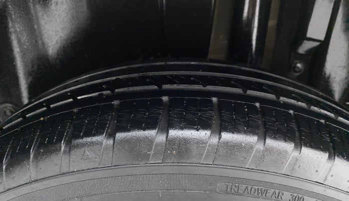 2015 Maruti Swift VXI, Petrol, Manual, 33,039 km, Left Rear Tyre Tread
