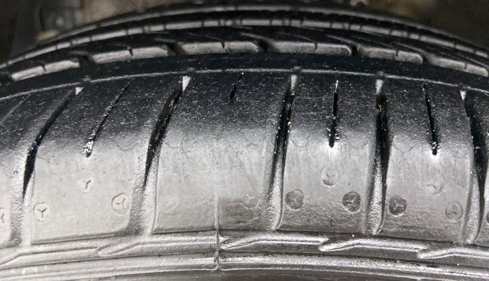 2014 Maruti Ciaz ZXI, Petrol, Manual, 1,20,734 km, Left Front Tyre Tread