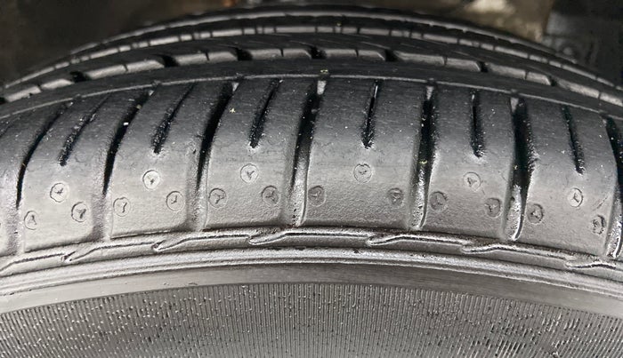 2014 Maruti Ciaz ZXI, Petrol, Manual, 1,20,734 km, Right Front Tyre Tread