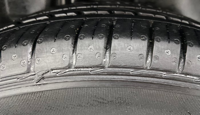 2014 Maruti Ciaz ZXI, Petrol, Manual, 1,20,734 km, Right Rear Tyre Tread
