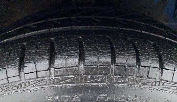 2013 Hyundai Eon MAGNA PLUS, Petrol, Manual, 31,585 km, Right Front Tyre Tread