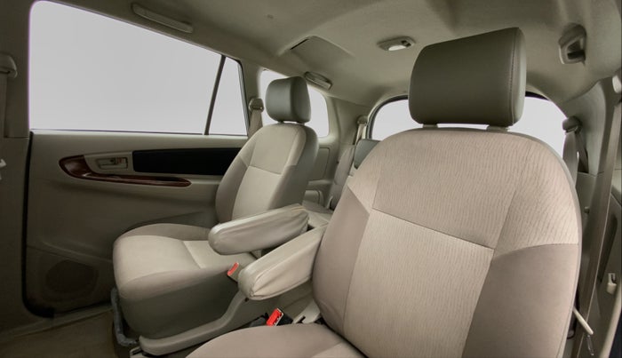 2014 Toyota Innova 2.5 GX 7 STR BS IV, Diesel, Manual, 1,14,696 km, Right Side Rear Door Cabin