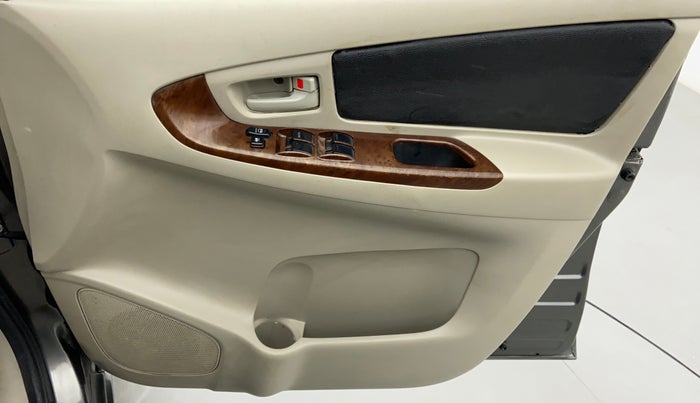 2014 Toyota Innova 2.5 GX 7 STR BS IV, Diesel, Manual, 1,14,696 km, Driver Side Door Panels Control