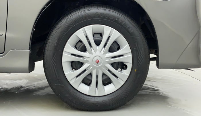 2014 Toyota Innova 2.5 GX 7 STR BS IV, Diesel, Manual, 1,14,696 km, Right Front Wheel