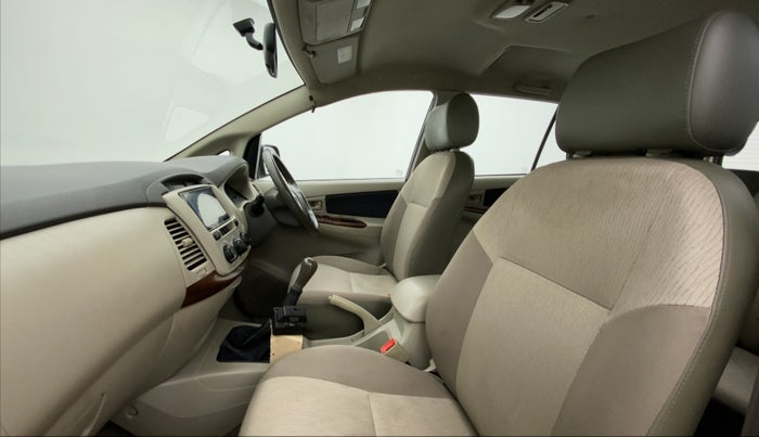 2014 Toyota Innova 2.5 GX 7 STR BS IV, Diesel, Manual, 1,14,696 km, Right Side Front Door Cabin