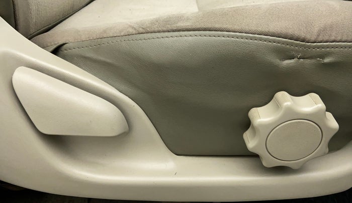 2014 Toyota Innova 2.5 GX 7 STR BS IV, Diesel, Manual, 1,14,696 km, Driver Side Adjustment Panel