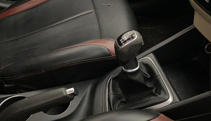 2020 Hyundai Verna SX 1.5 VTVT, Petrol, Manual, 38,431 km, Gear lever - Knob cover torn