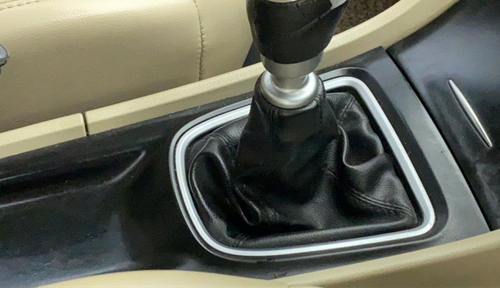 2019 Maruti Ciaz Alpha 1.5 Diesel, Diesel, Manual, 60,812 km, Gear lever - Knob cover torn