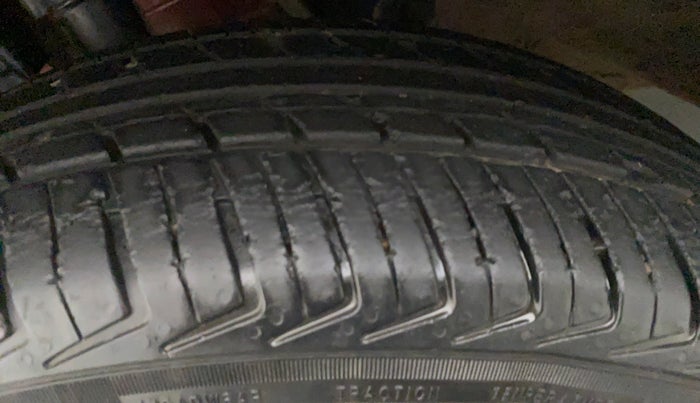 2015 Renault Kwid RXT 0.8 (O), Petrol, Manual, 25,736 km, Left Front Tyre Tread