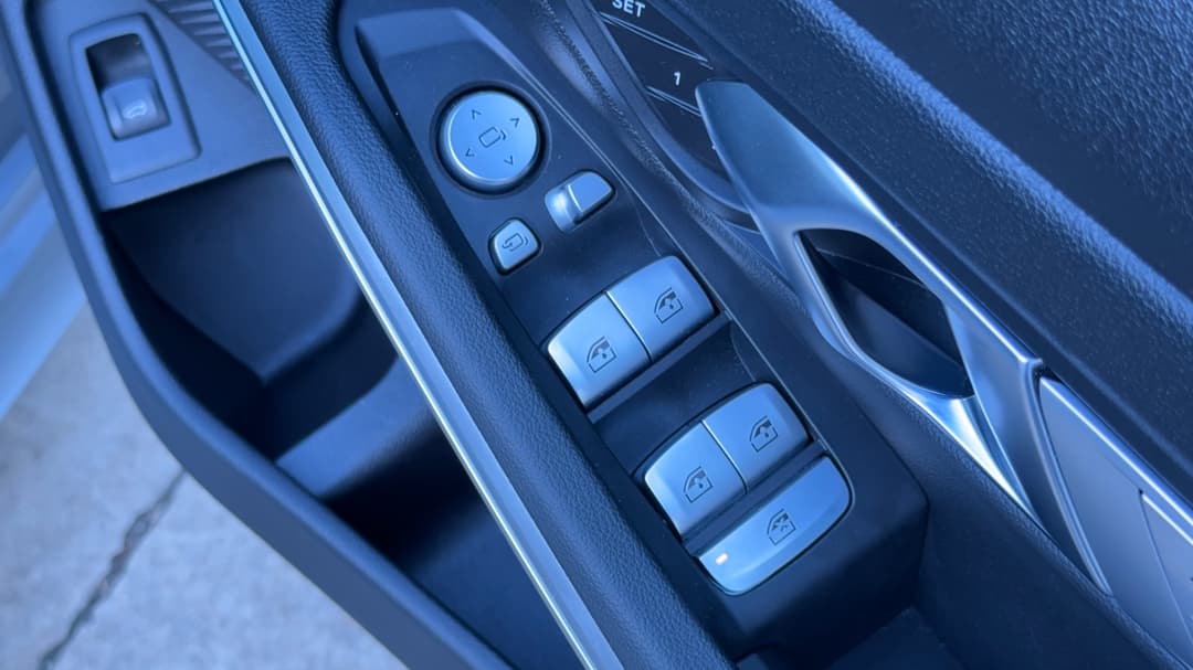 2023 BMW 3 20i M Sport, Automatic, 32210 km, Drivers Side Door Panel Controls