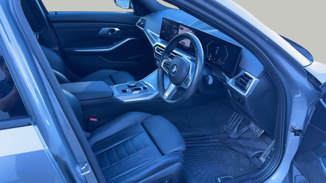 2023 BMW 3 20i M Sport, Automatic, 32210 km, Right Side Front Door Cabin View