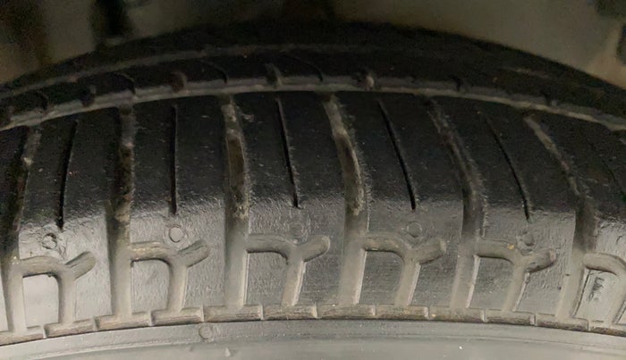 2016 Hyundai i10 SPORTZ 1.1, Petrol, Manual, 15,138 km, Right Front Tyre Tread