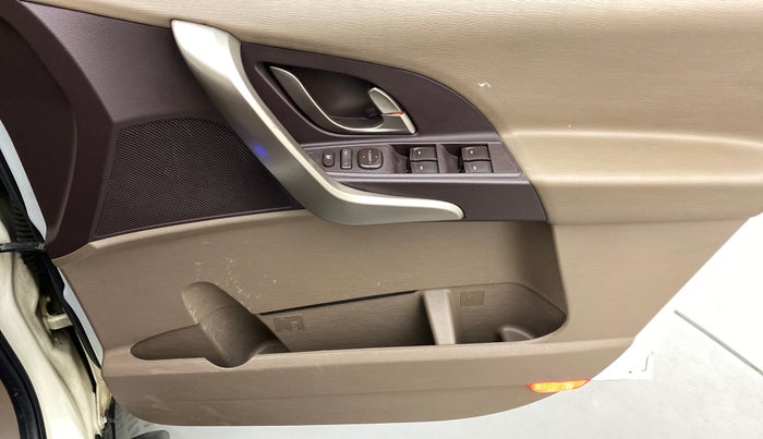 2015 Mahindra XUV500 W6 4X2, Diesel, Manual, 82,306 km, Driver Side Door Panels Control