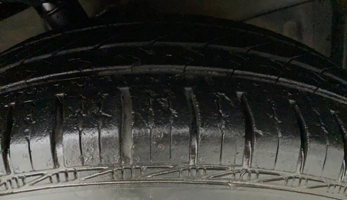 2010 Maruti Swift VXI, Petrol, Manual, 86,201 km, Left Front Tyre Tread