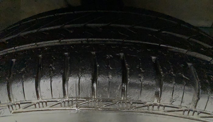 2010 Maruti Swift VXI, Petrol, Manual, 86,201 km, Left Rear Tyre Tread
