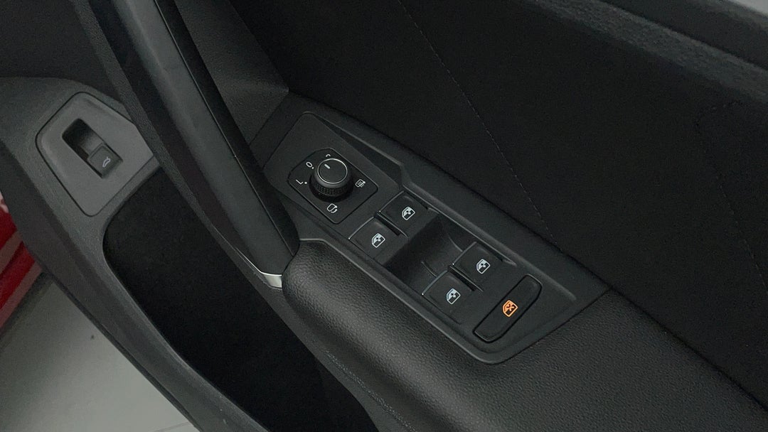 2016 Volkswagen Tiguan 132 Tsi Comfortline, Automatic, 36982 km, Drivers Side Door Panel Controls