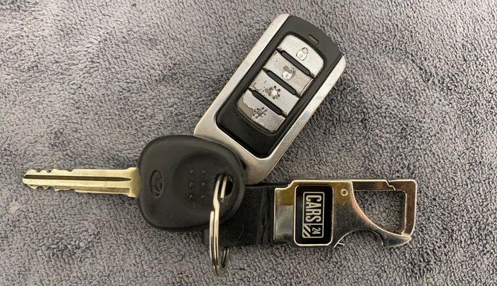 2013 Hyundai i10 D LITE 1.1, Petrol, Manual, 68,749 km, Key Close Up