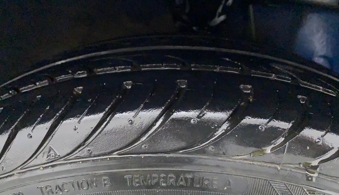 2017 Hyundai Eon ERA +, Petrol, Manual, 43,588 km, Right Front Tyre Tread