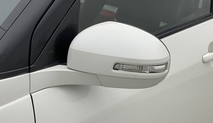 2016 Maruti Swift VXI O, Petrol, Manual, 1,05,474 km, Left rear-view mirror - Mirror motor not working