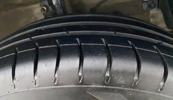 2016 Maruti Swift VXI O, Petrol, Manual, 1,05,474 km, Right Front Tyre Tread