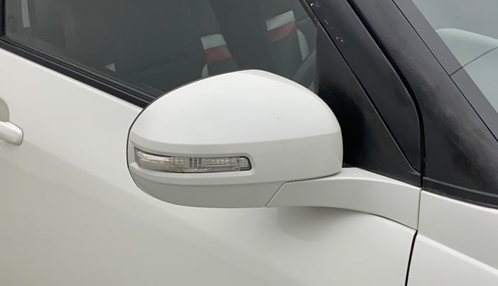 2016 Maruti Swift VXI O, Petrol, Manual, 1,05,474 km, Right rear-view mirror - Indicator light has minor damage