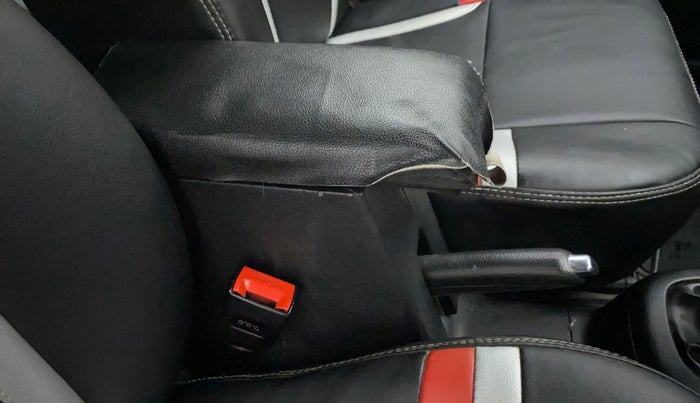 2016 Maruti Swift VXI O, Petrol, Manual, 1,05,474 km, Driver seat - Armrest fabric torn