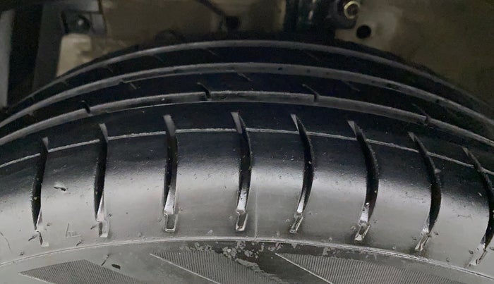 2016 Maruti Swift VXI O, Petrol, Manual, 1,05,474 km, Left Front Tyre Tread