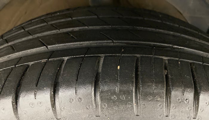 2021 MG HECTOR PLUS SHARP CVT, Petrol, Automatic, 13,555 km, Right Front Tyre Tread