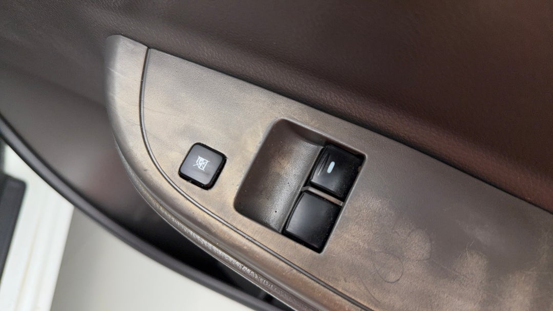 2017 Mitsubishi Triton Glx (4x4), Manual, 113876 km, Drivers Side Door Panel Controls