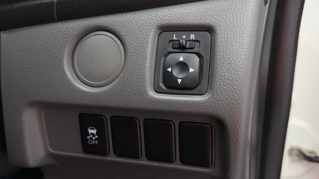 2017 Mitsubishi Triton Glx (4x4), Manual, 113876 km, Utility Switches/Buttons