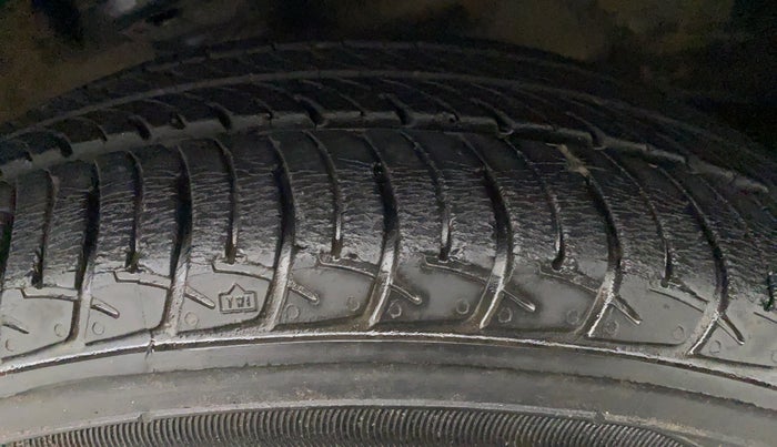 2015 Maruti Wagon R 1.0 VXI, Petrol, Manual, 26,527 km, Left Front Tyre Tread