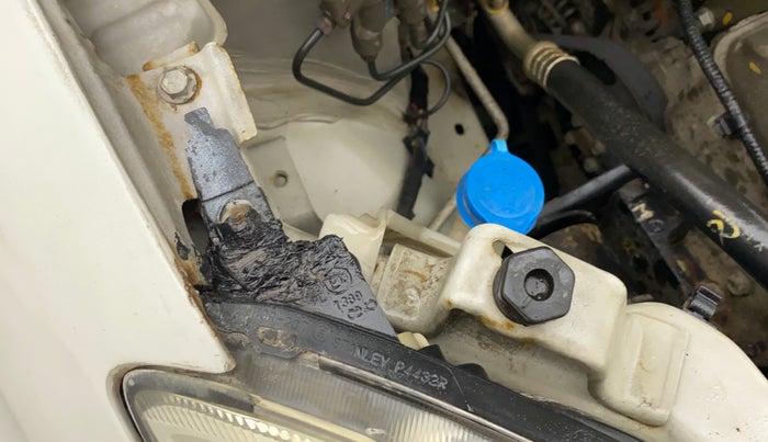 2011 Maruti Swift Dzire VXI, Petrol, Manual, 1,08,753 km, Right headlight - Clamp has minor damage