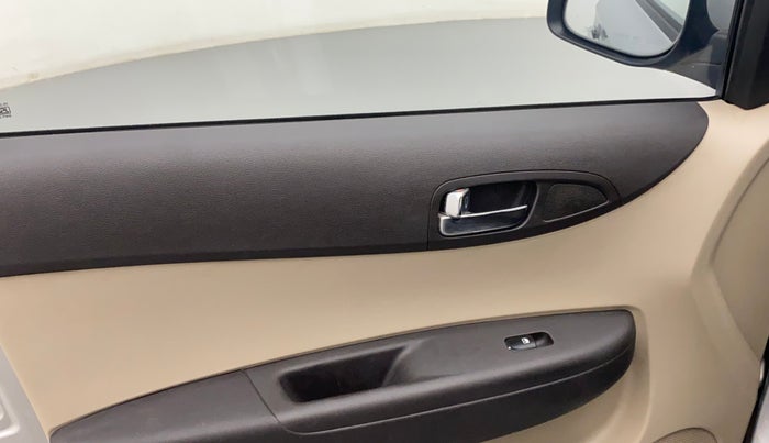 2012 Hyundai i20 SPORTZ 1.2, Petrol, Manual, 52,830 km, Left front window switch / handle - Power window makes minor noise