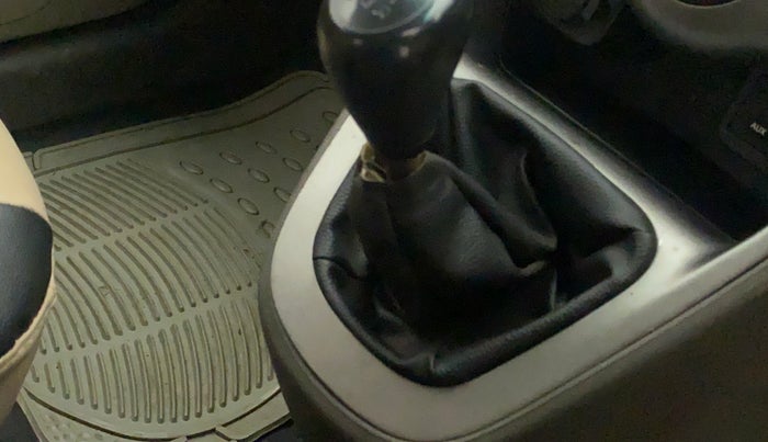 2012 Hyundai i10 SPORTZ 1.2, Petrol, Manual, 64,933 km, Gear lever - Boot cover slightly torn