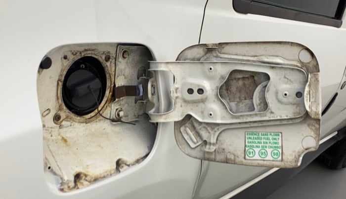 2013 Renault Duster RXL PETROL, Petrol, Manual, 68,761 km, Right quarter panel - Fuel lid lock Slightly rusted