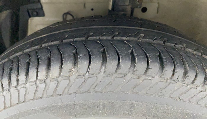 2011 Maruti Swift LXI D, Petrol, Manual, 59,419 km, Left Front Tyre Tread